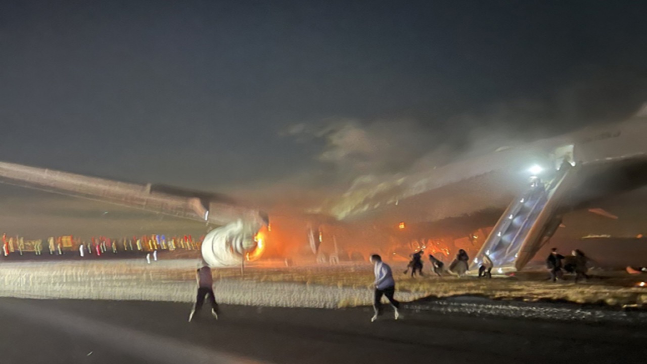 haneda-havalimaninda-alev-alev-yanan-ucaktaki-yolcular-saniyeler-icinde-tahliye-edildi.jpg