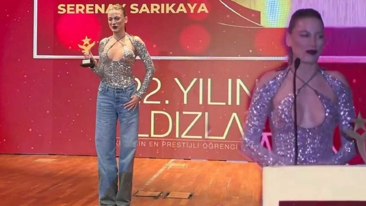 serenay-sarikaya-odul-almak-icin-sahneye-ciktiginda-bagirarak-sok-etti-001.jpg