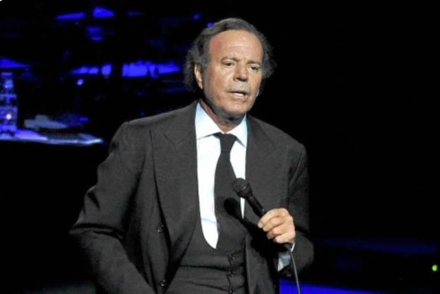 julio-iglesias-gozaltina-alindi-valizinden-bakin-neler-cikti.jpg