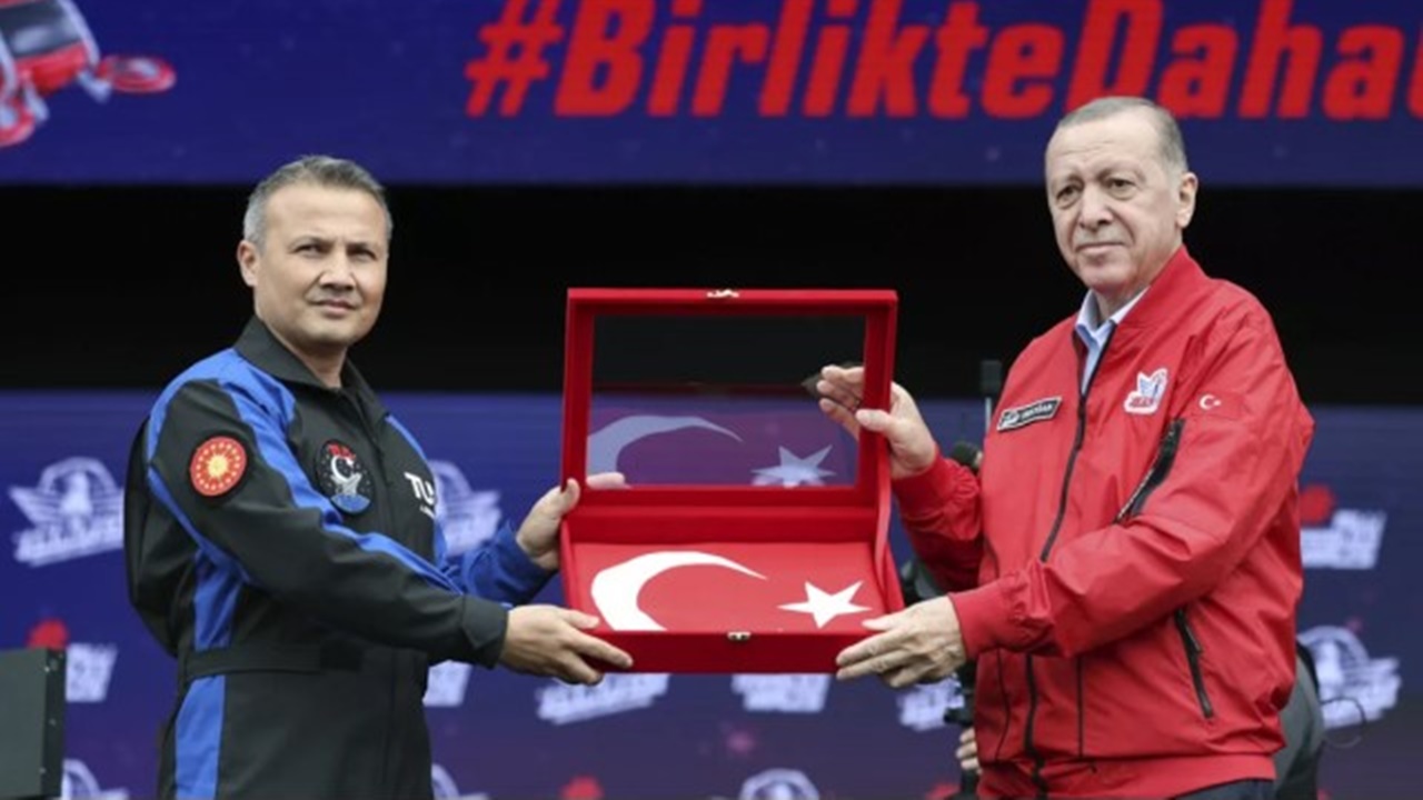 ilk-turk-astronot-alper-gezeravci-uzay-yolculuguna-basladi-canli-yayinda-tarihi-anlar-002.jpg