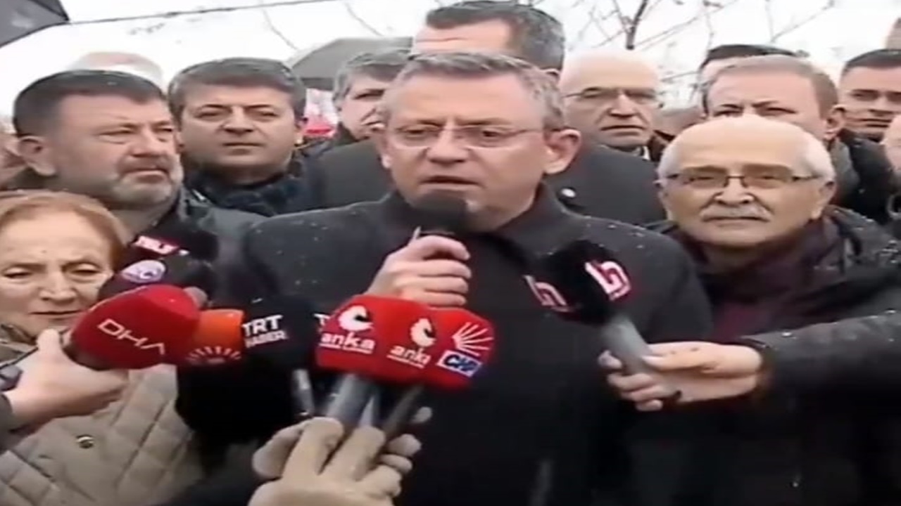 chp-genel-baskani-ozgur-ozel-e-tepki-yagiyor-o-ilin-ismini-farkli-soyleyince-ortalik-karisti.jpg