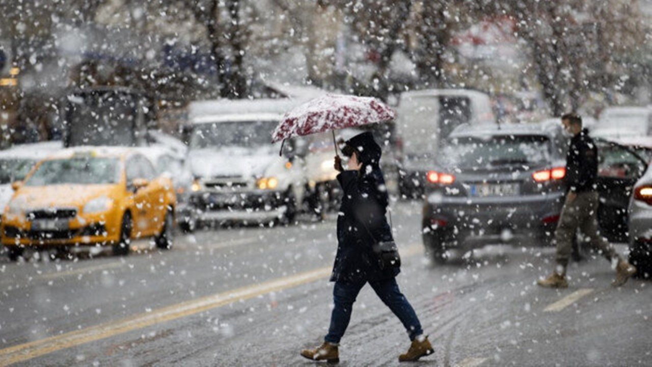 istanbul-icin-saat-verildi-lapa-lapa-kar-yagacak-meteoroloji-ve-akom-dan-kritik-uyari.jpeg