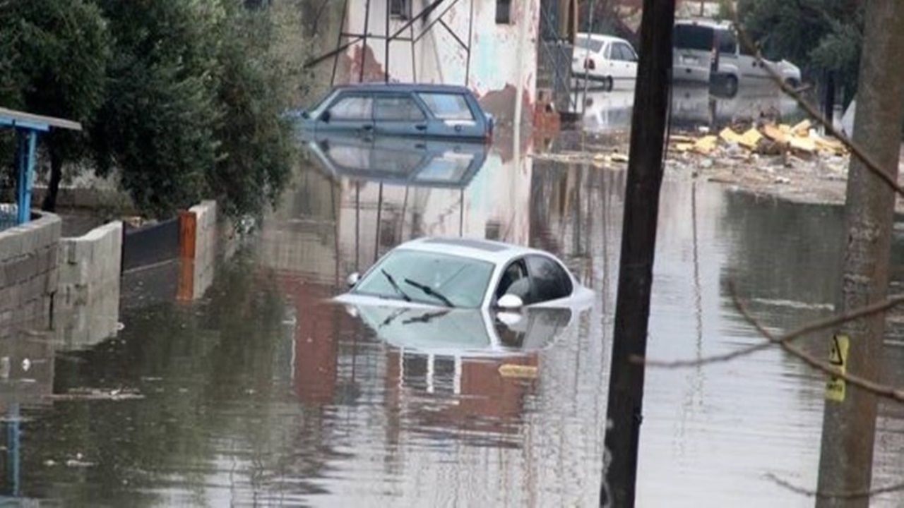 antalya-daki-sel-can-aldi-vatandaslara-evlerden-cikmayin-uyarilari-yapiliyor.jpg