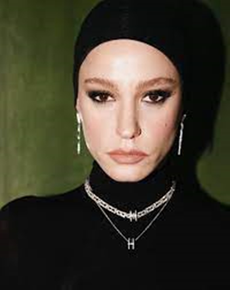 serenay-sarikaya-yeni-tarziyla-akillara-kizilcik-serbeti-dizisine-mi-girecek-sorusunu-getirdi-001.jpg