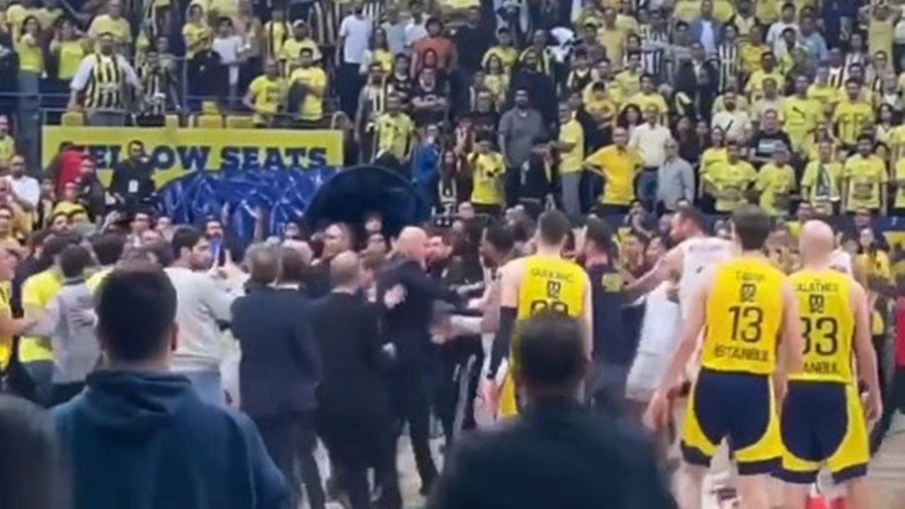 fenerbahce-beko-macinda-basketbolcular-ile-taraftarlar-birbirine-girdi.jpg