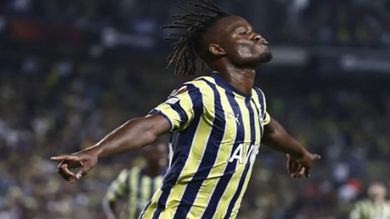 batshuayi-galatasaray-yolcusu-fenerbahce-taraftarlari-kara-kara-dusunuyor.jpg