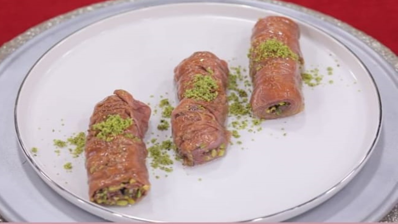 gelinim-mutfakta-mor-baklava-tarifi-sofralara-renk-katacak-lezzet.jpg