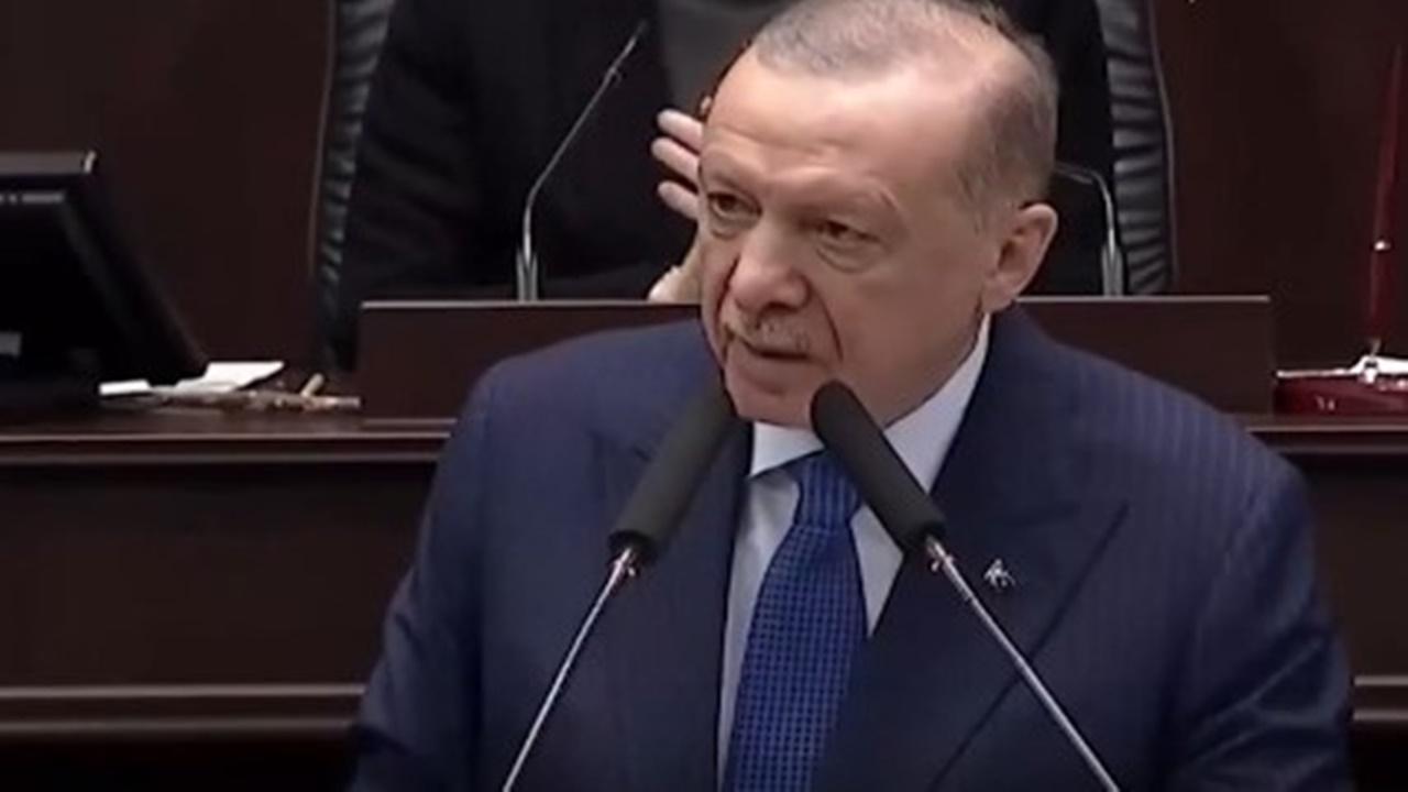 ozgur-ozel-kirmizi-kart-gostermisti-cumhurbaskani-erdogan-dan-yanit-geldi.jpg