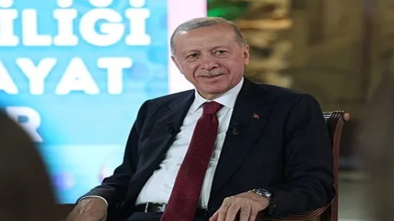 kaan-ayhan-ile-cumhurbaskani-erdogan-arasinda-gulumseten-diyalog.jpg