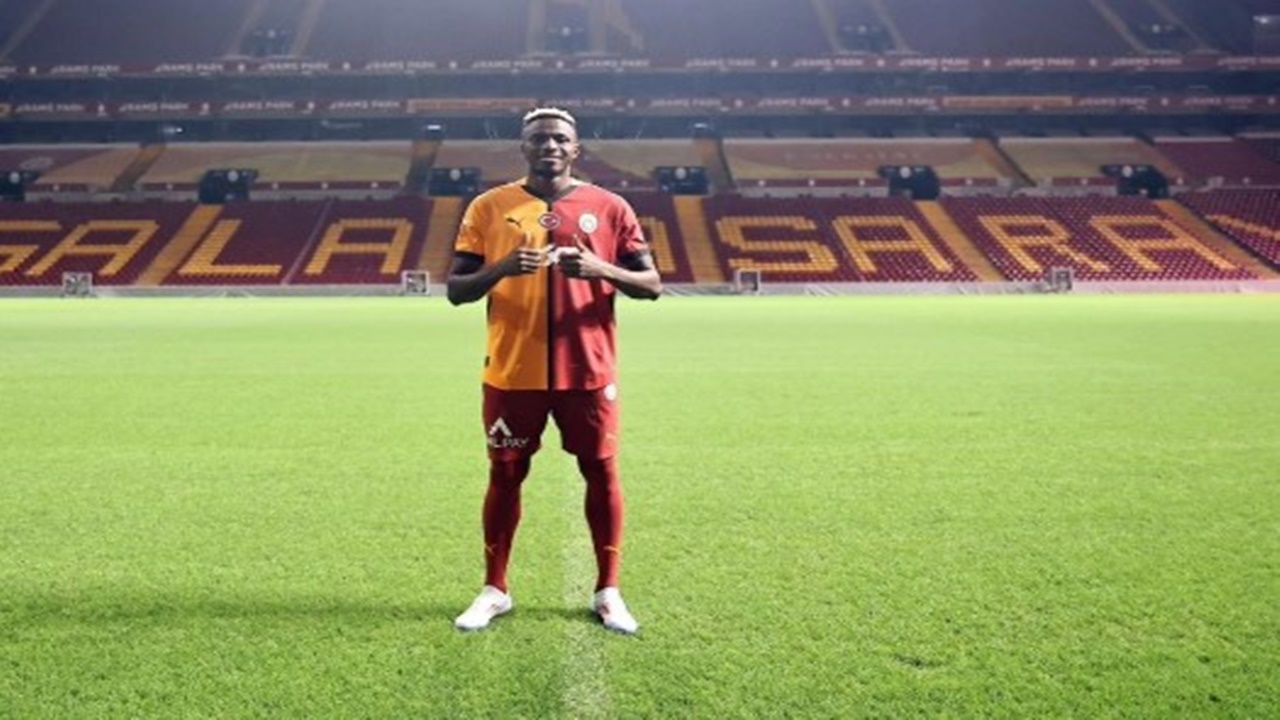 victor-osimhen-ucak-takibi-rekor-kiriyor-galatasaray-da-coskulu-gun.jpg