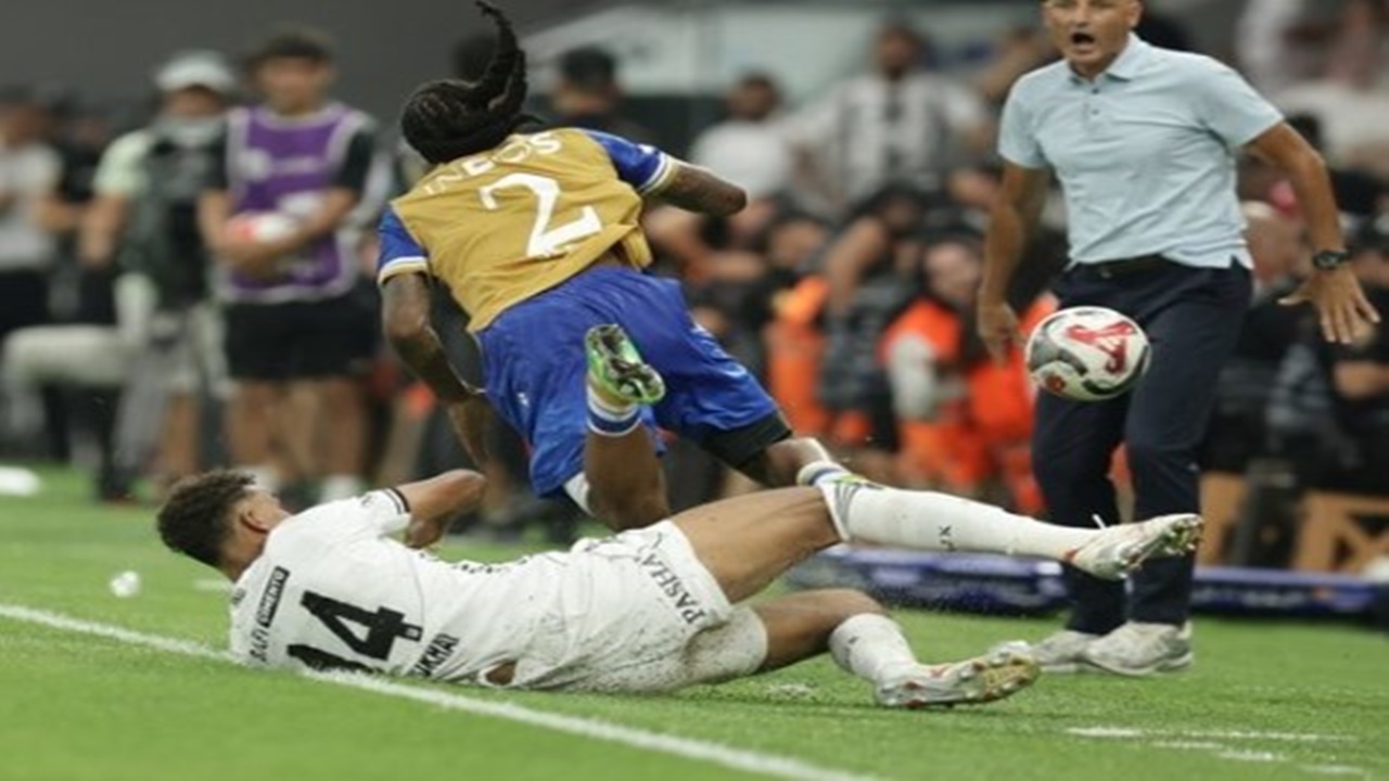 besiktas-kirmizi-kart-gordu-iste-cok-tartisilan-o-pozisyon.jpg
