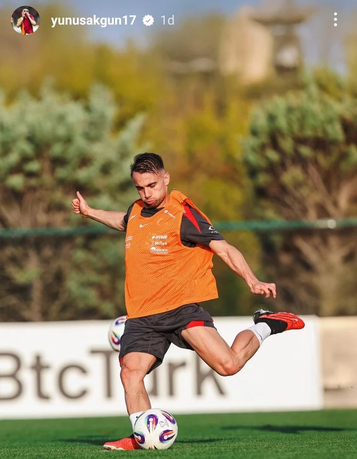 galatasarayli-yunus-akgunden-olay-paylasim-2.jpg