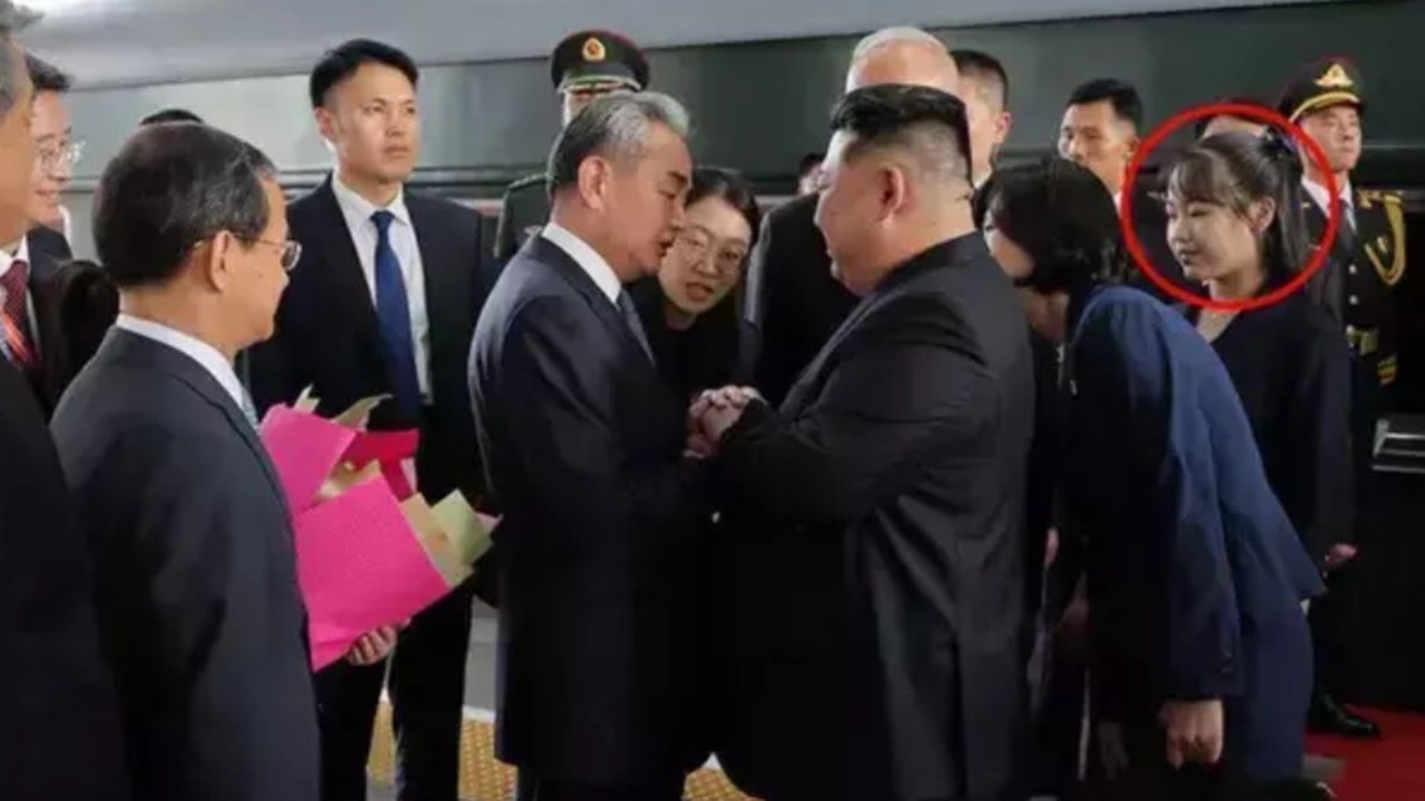 kim-jong-un-halefi-olarak-gordugu-12-yasindaki-kizini-ilk-kez-dunya-sahnesine-cikardi.jpg